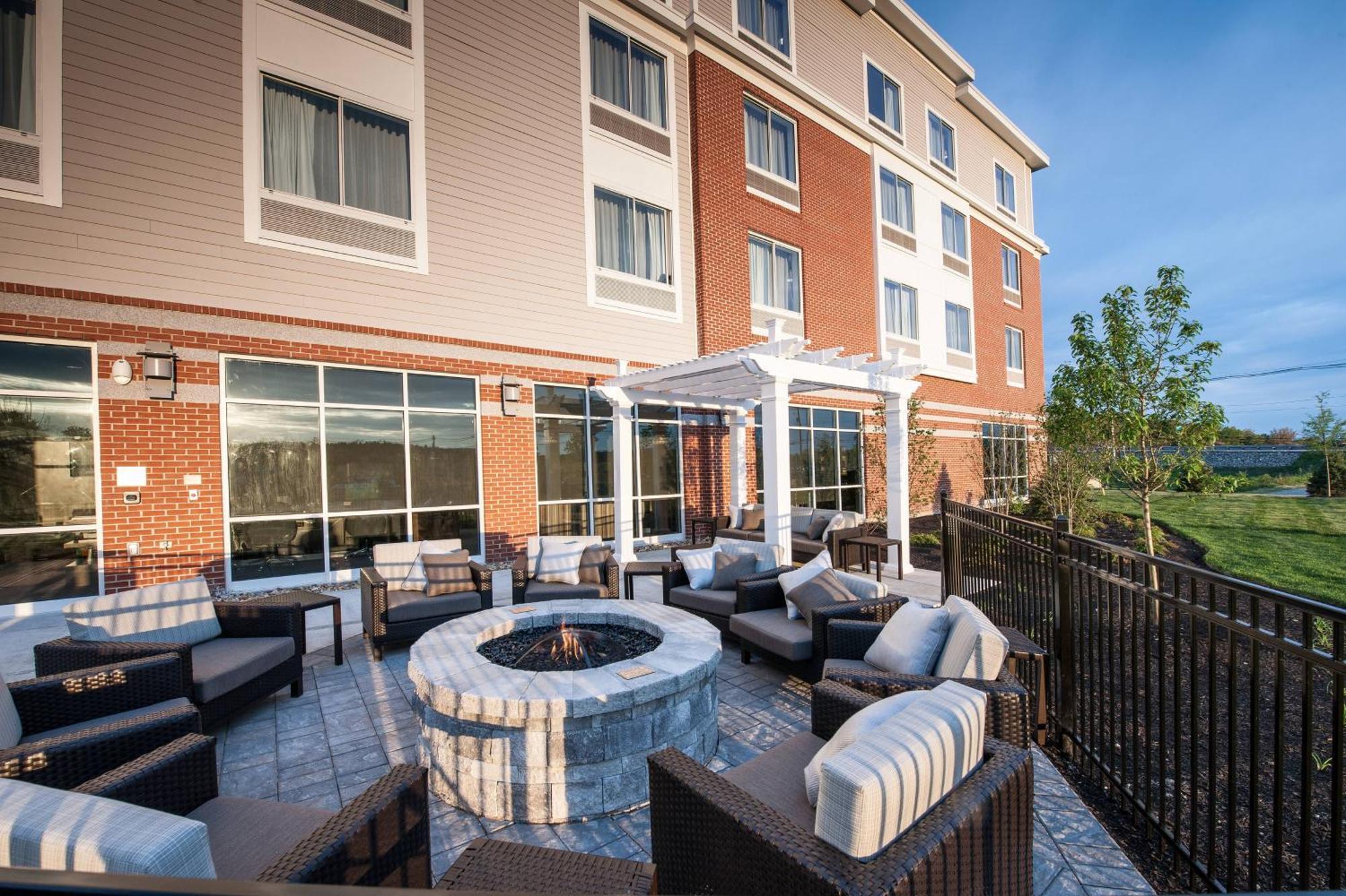 Courtyard By Marriott Boston Littleton Hotell Exteriör bild