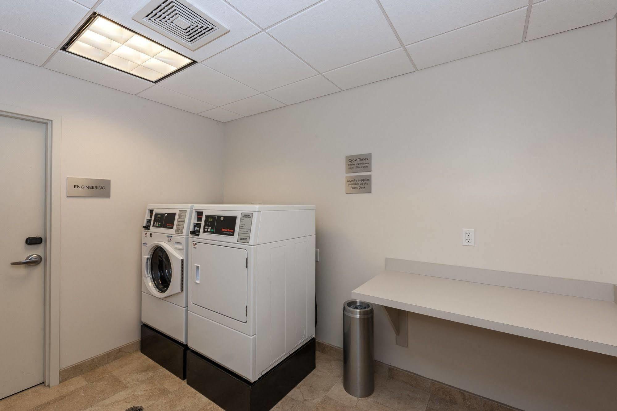 Courtyard By Marriott Boston Littleton Hotell Exteriör bild