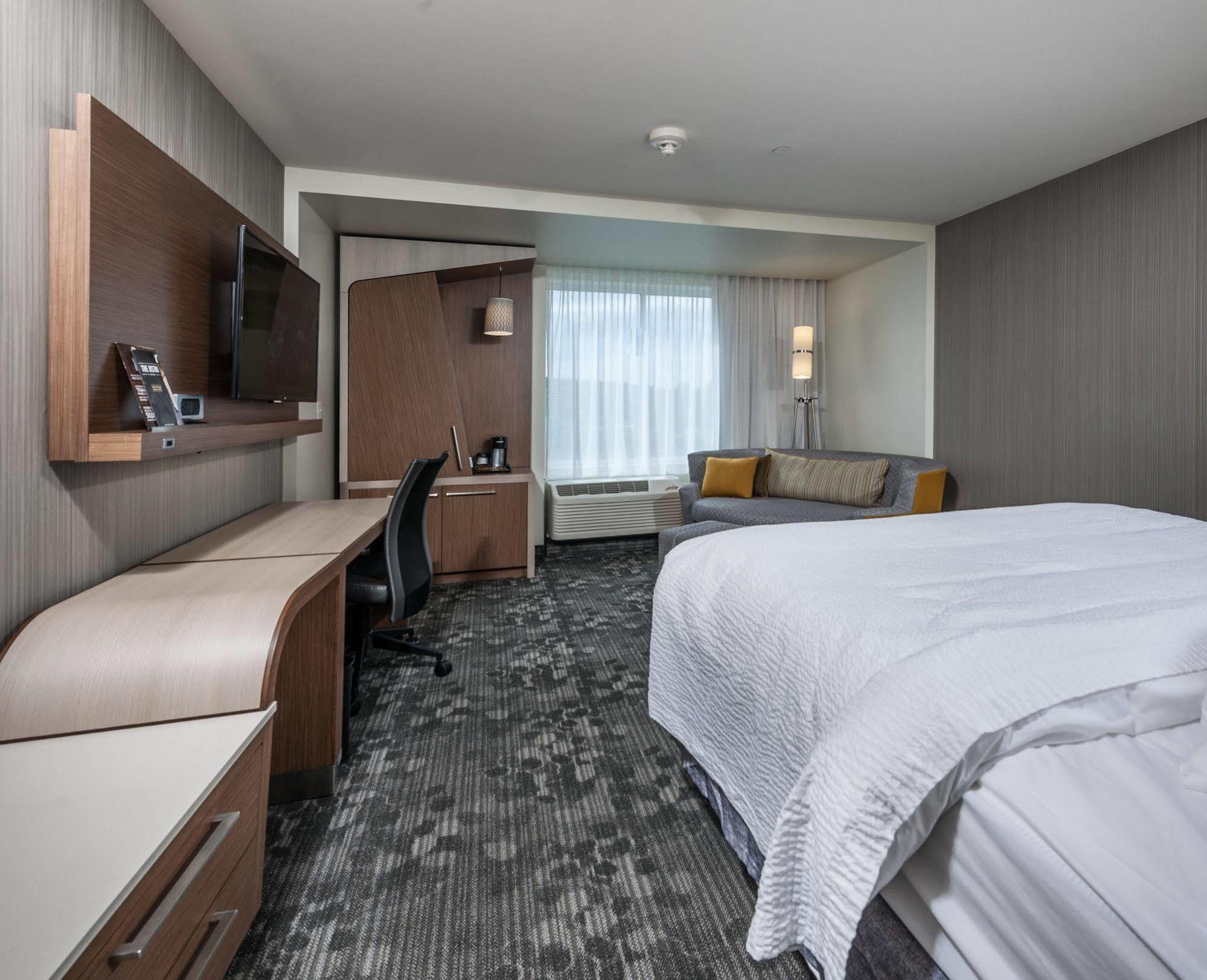 Courtyard By Marriott Boston Littleton Hotell Exteriör bild