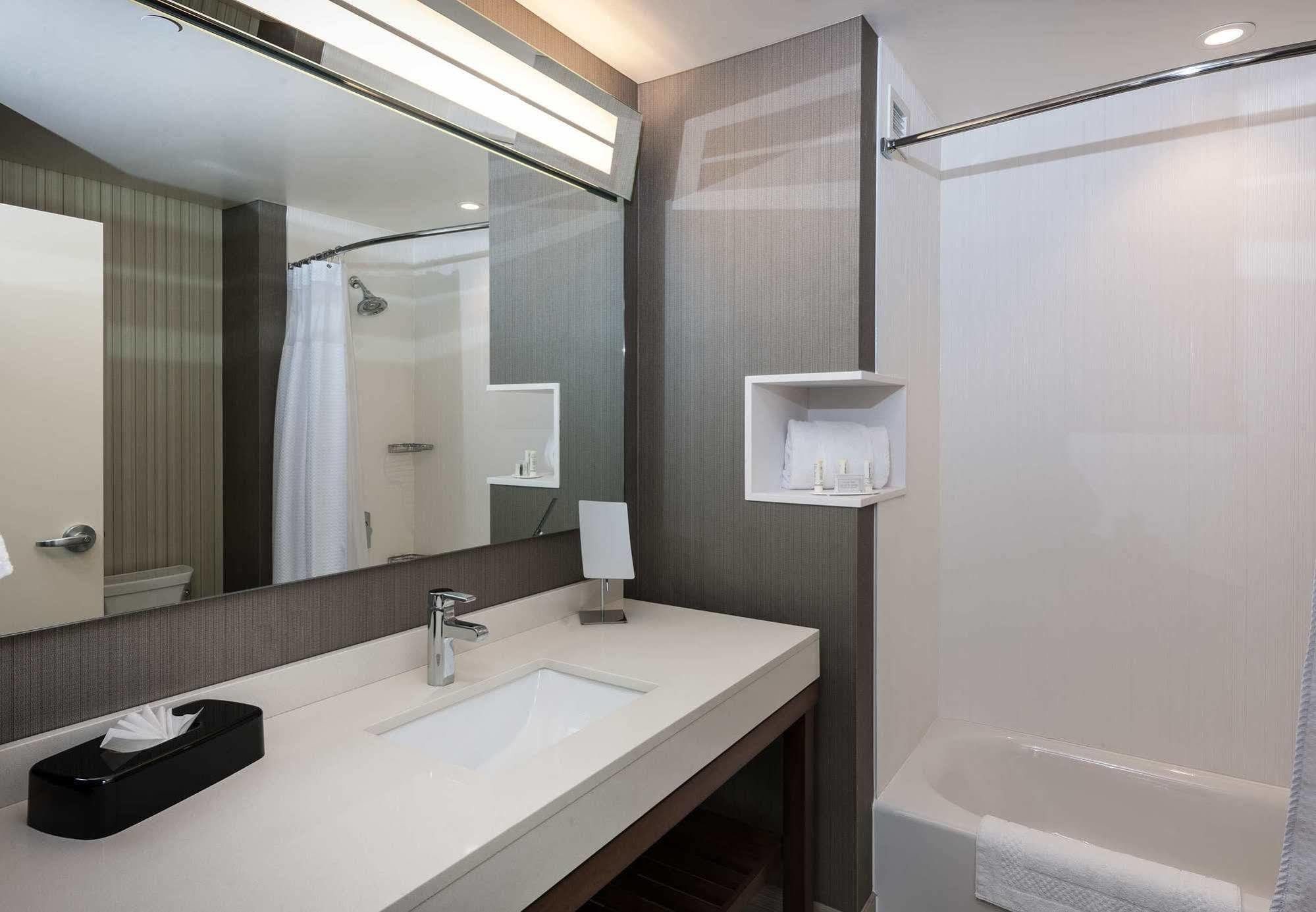 Courtyard By Marriott Boston Littleton Hotell Exteriör bild