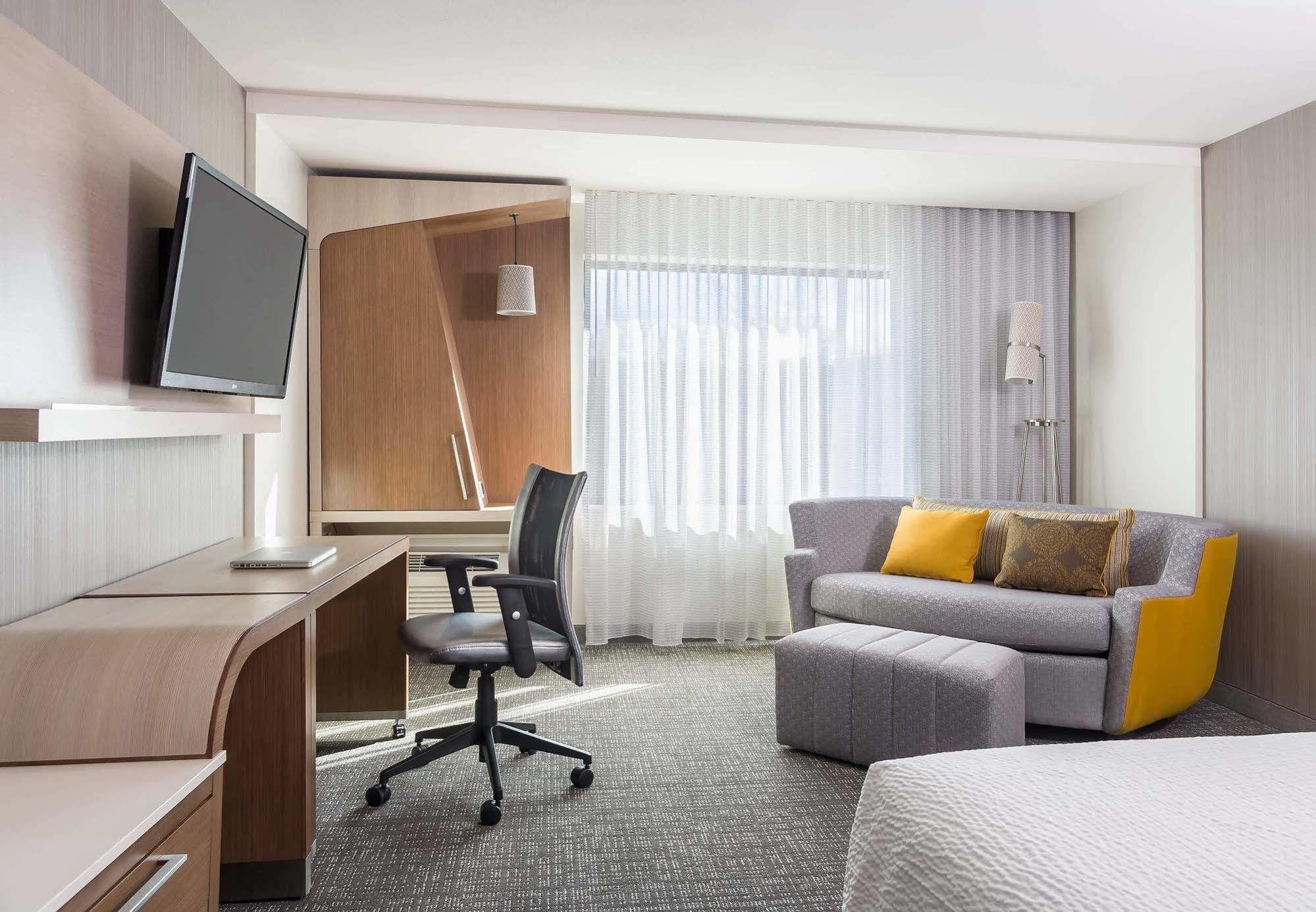 Courtyard By Marriott Boston Littleton Hotell Exteriör bild